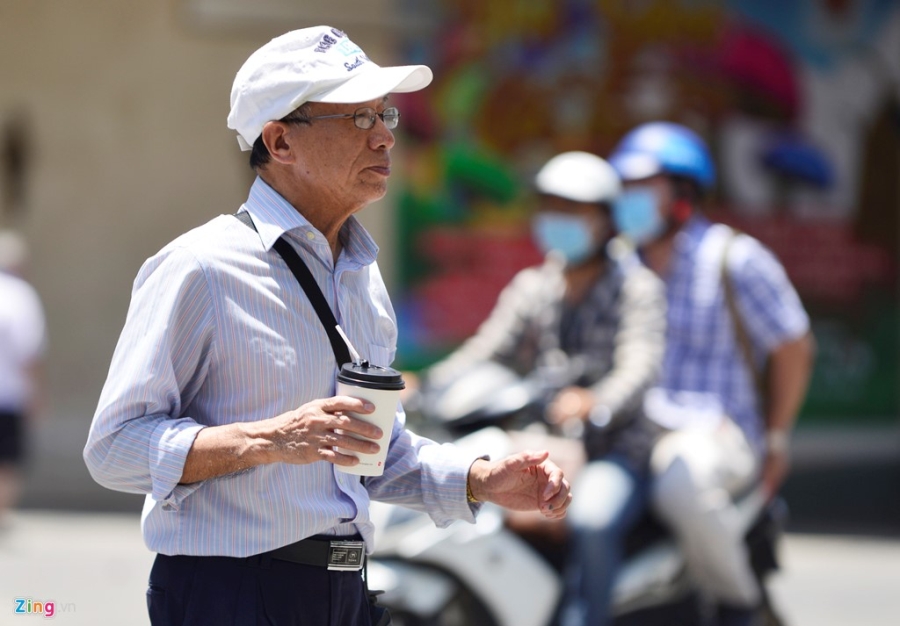 Nguoi Ha Noi tu ca lit nuoc giua trua nang hinh anh 7