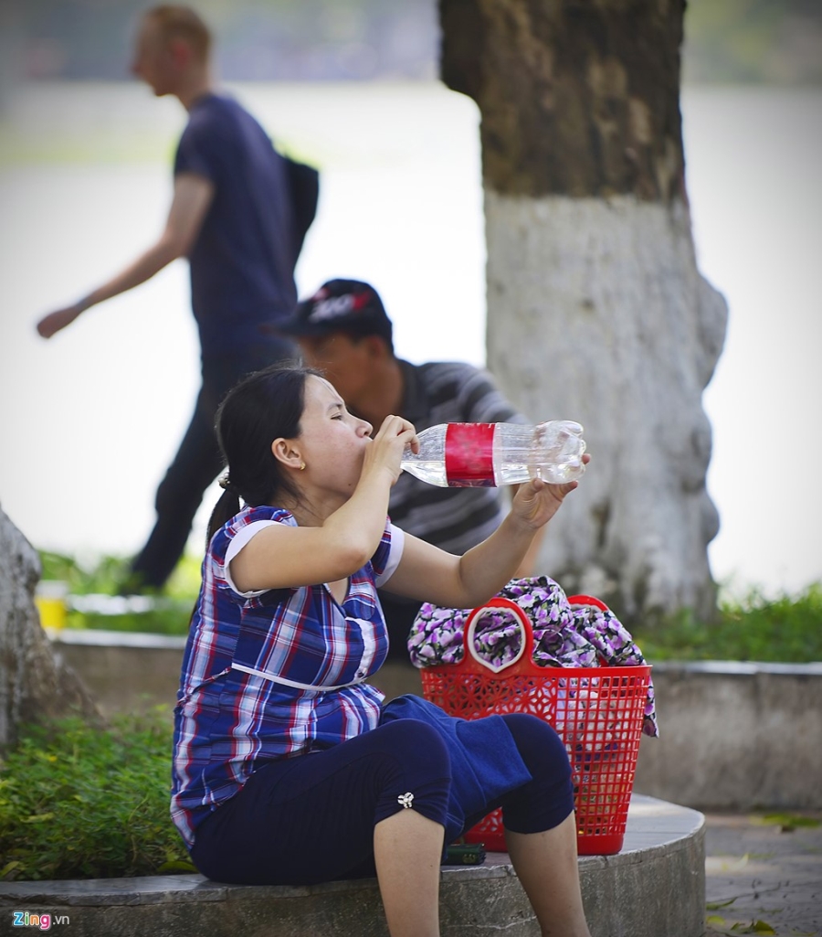 Nguoi Ha Noi tu ca lit nuoc giua trua nang hinh anh 10