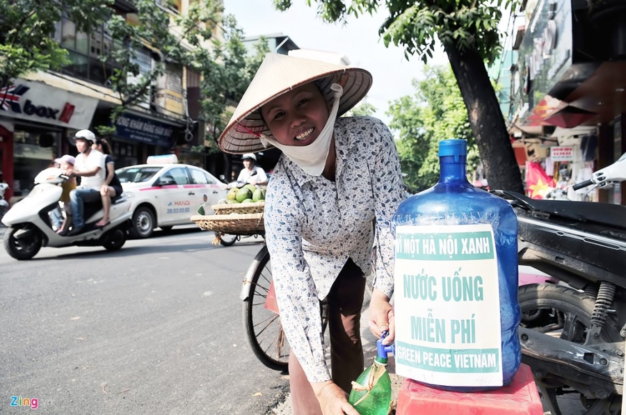 Nguoi Ha Noi tu ca lit nuoc giua trua nang hinh anh 11