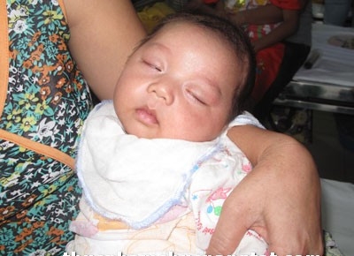  Một em bé không may bị nhiễm độc chì. 
