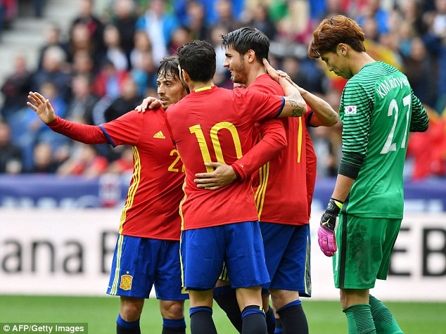  Cả Silva lẫn Fabregas đều lập công trước Hàn Quốc 