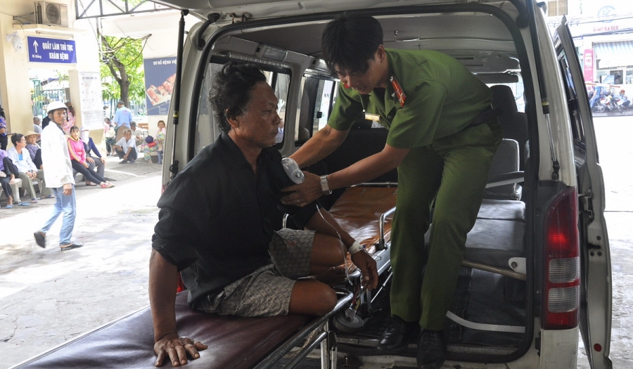 Ghen tuông, dùng búa chặt gần đứt đầu vợ 
