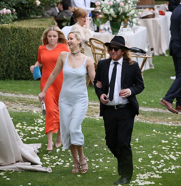 jennifer-lawrence-dien-mot-khong-noi-y-di-dam-cuoi-ban-than-1