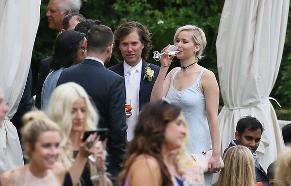 jennifer-lawrence-dien-mot-khong-noi-y-di-dam-cuoi-ban-than-5