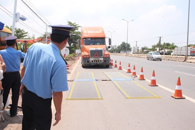 Lực lượng Thanh tra ở GTVT Đồng Nai đang kiểm tra xe vi phạm - Ảnh: Lê Lâm