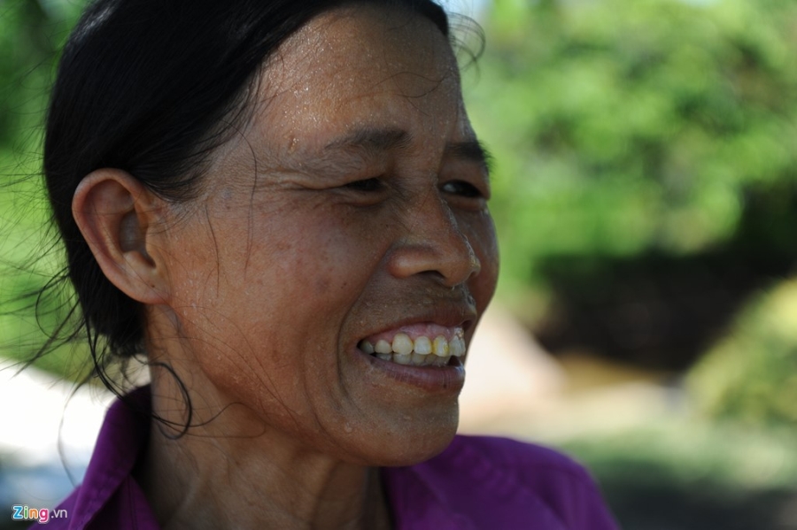 Nong dan phoi minh trong nang nong 39 do C thu hoach lua hinh anh 9