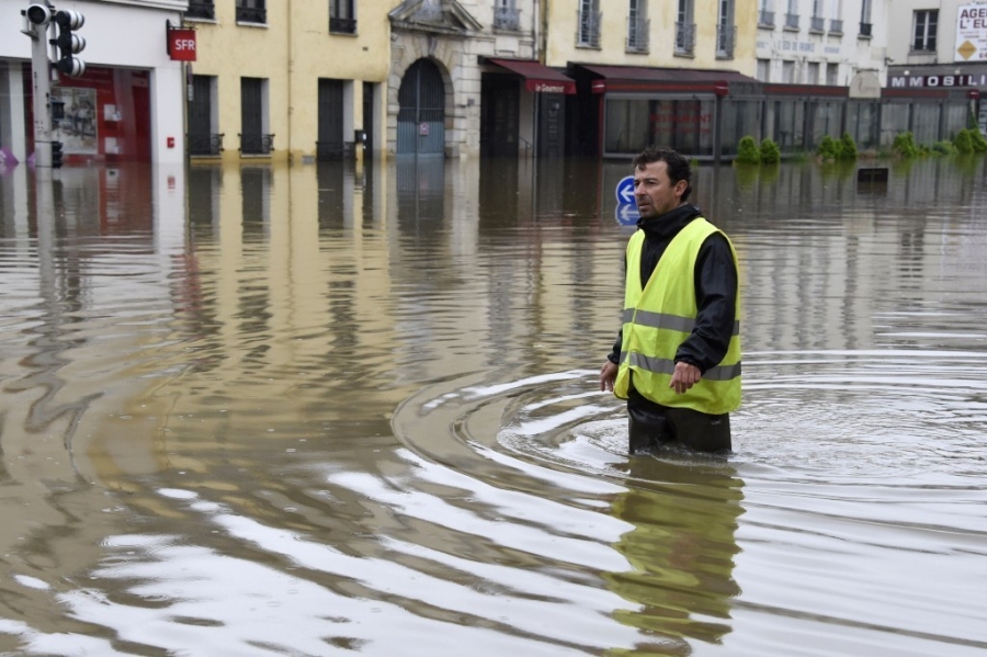Paris lut lich su ngay truoc them Euro 2016 hinh anh 6