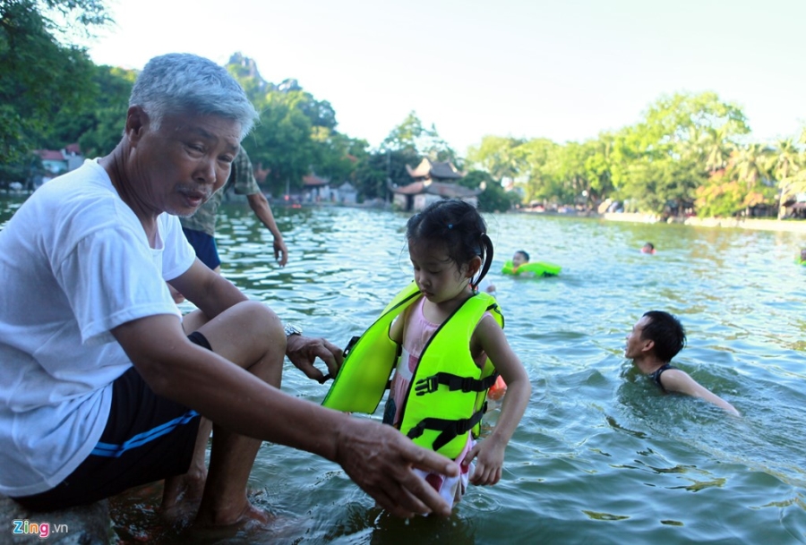 Tre em no dua duoi ao lang ngay nong dinh diem hinh anh 2
