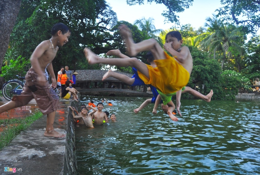 Tre em no dua duoi ao lang ngay nong dinh diem hinh anh 3