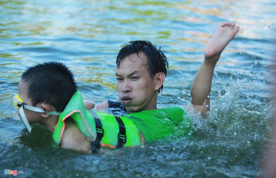 Tre em no dua duoi ao lang ngay nong dinh diem hinh anh 4