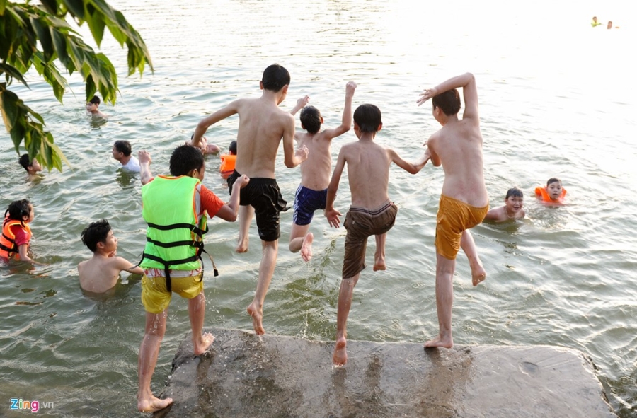 Tre em no dua duoi ao lang ngay nong dinh diem hinh anh 6