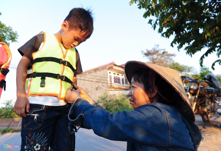 Tre em no dua duoi ao lang ngay nong dinh diem hinh anh 7