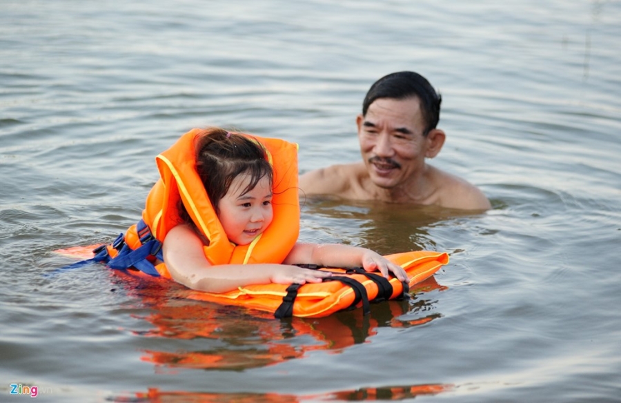 Tre em no dua duoi ao lang ngay nong dinh diem hinh anh 9