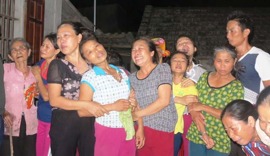  Người thân khóc ngất khi nhìn thấy xe đưa thi thể các nạn nhân xấu số về quê. 