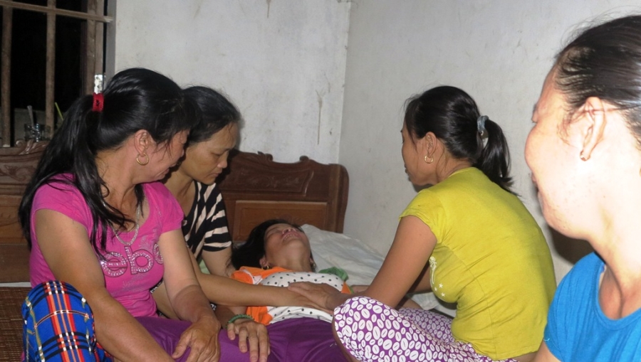  Những người thân phải thường xuyên túc trực chăm sóc cho chị Nguyễn Thị Luyện (SN 1975, vợ anh Hải) lúc nào cũng la hét gọi tên chồng. 