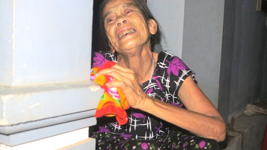  Mẹ già xót xa khi lá xanh rụng trước lá vàng. 