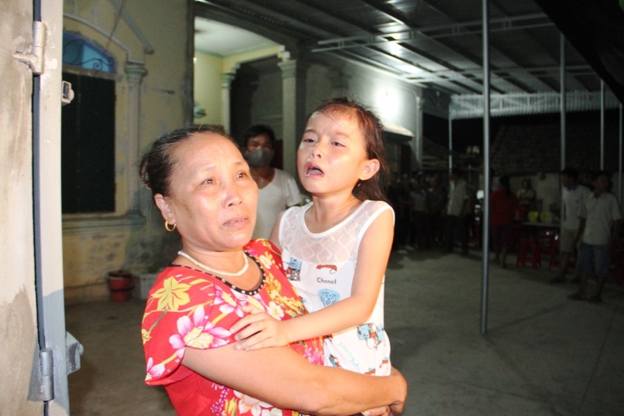  Đứa trẻ khóc gọi bố. 