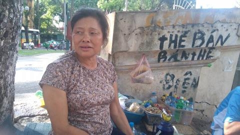  Bà Dung bán trà đá khu vực Hồ Thiền Quang. 