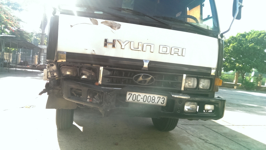 Bị xe tải kéo lê hơn 600 m, người bán trái cây tử nạn - ảnh 1