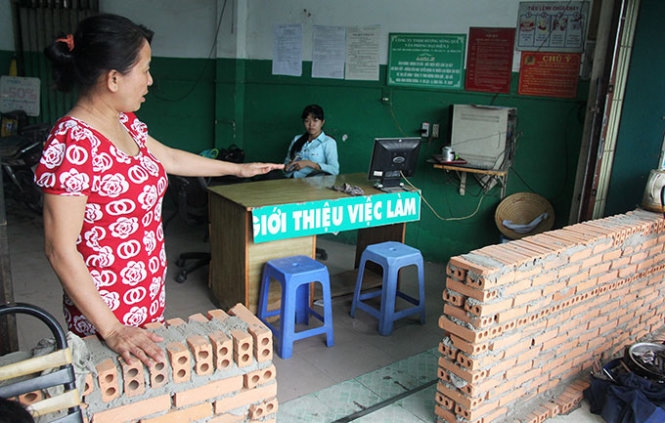 Chống ngập chưa từng thấy: xây tường cả mét trước nhà dân 