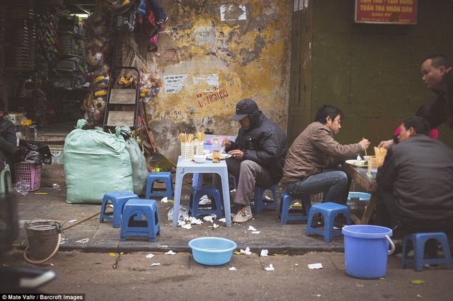 “Mọi người đều ngồi ăn trên ghế nhựa nhỏ, cho dù là người lao động hay nữ doanh nhân ăn vận lịch sự. Tất cả đều bình đẳng khi ngồi xuống và thưởng thức món phở”.