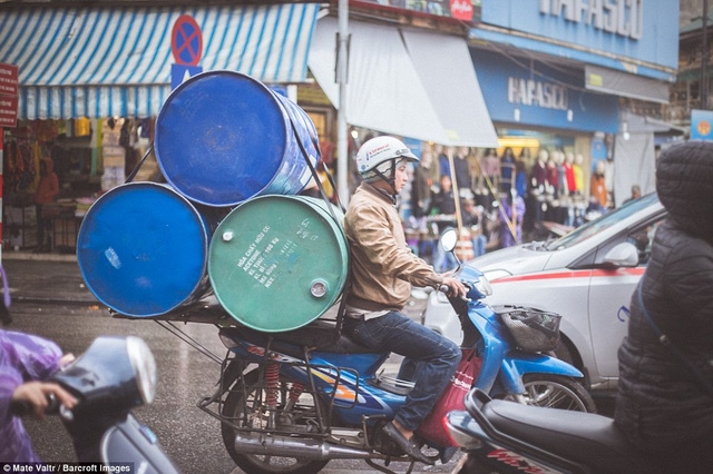 “Theo một cách nào đó, có vẻ như thời gian dừng lại ở đây. Bạn không thấy những tàu điện ngầm ở Hà Nội. Có những thứ dường như không thay đổi. Khu phố cổ chẳng hạn. Nó tồn tại ở đây như một nét truyền thống lâu đời”.