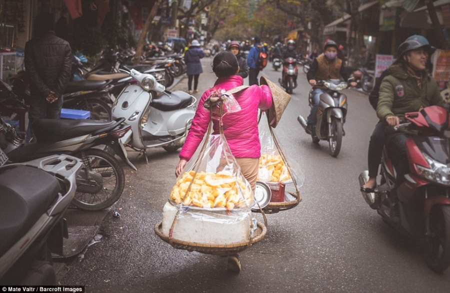 Gánh hàng rong trên phố