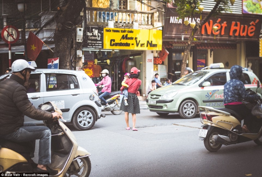 Giao thông lộn xộn khiến việc sang đường với khách nước ngoài là thử thách
