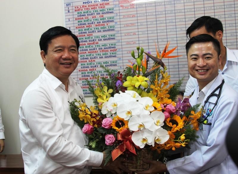 Bí thư Thăng, bác sĩ, lương ngàn đô