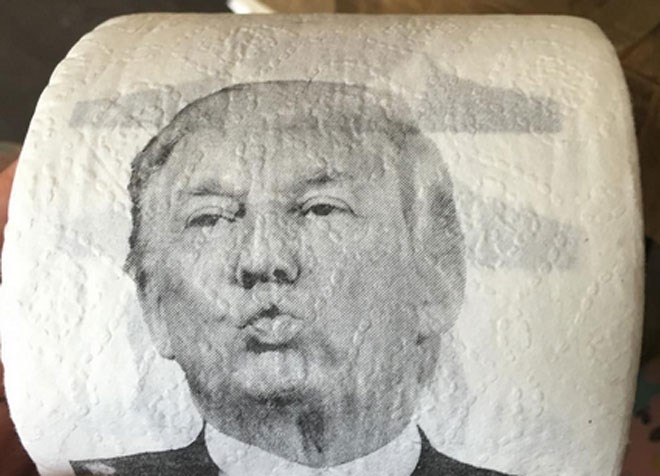 Dân Trung Quốc “chuộng” giấy vệ sinh có hình ông Trump và bà Clinton
