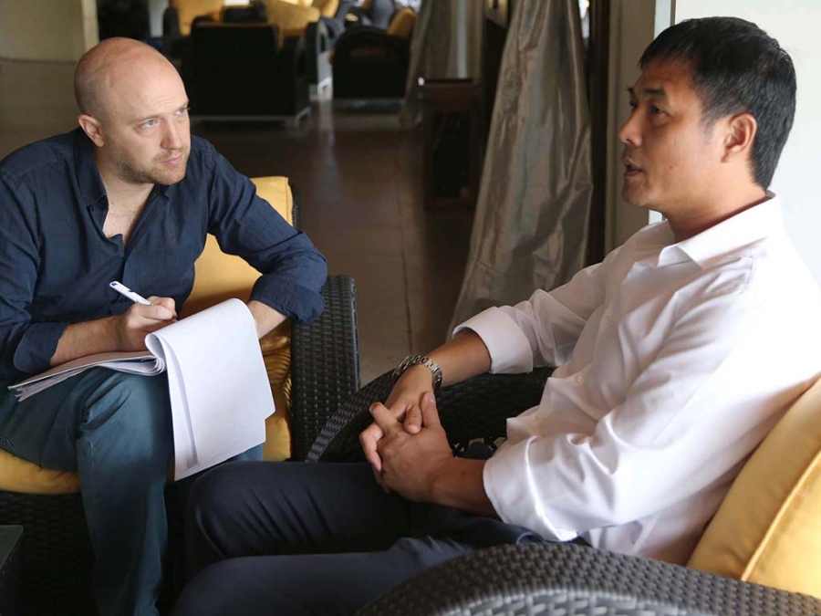 HLV Nguyễn Hữu Thắng (phải) trả lời phỏng vấn của phóng viên Matt Roebuck thuộc tờ Myanmar Times, trước trận chung kết với Singapore (ảnh: Anh Hải)