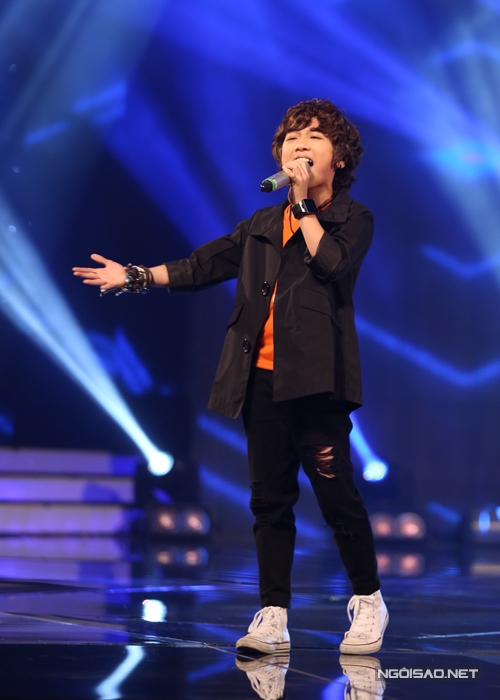 Soái ca Gia Khiêm mở màn liveshow tối 5/6 với ca khúc Tôi yêu của nhạc sĩ Phương Uyên. Mặc dù có quên lời bài hát một chút nhưng cậu bé vẫn vượt qua sự cố và tạo được bầu không khí sôi động tại trường quay.