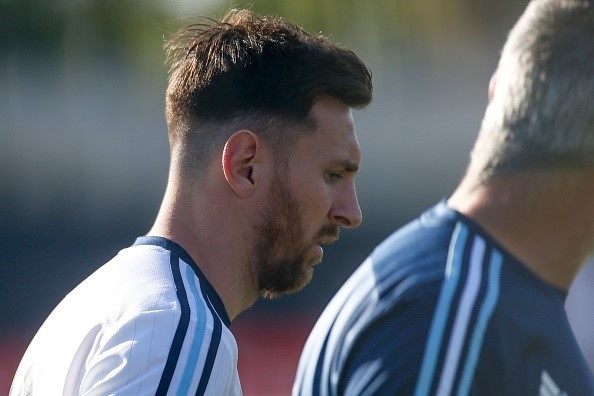 Messi tap mot minh sau khi ra toa vu tron thue hinh anh 2