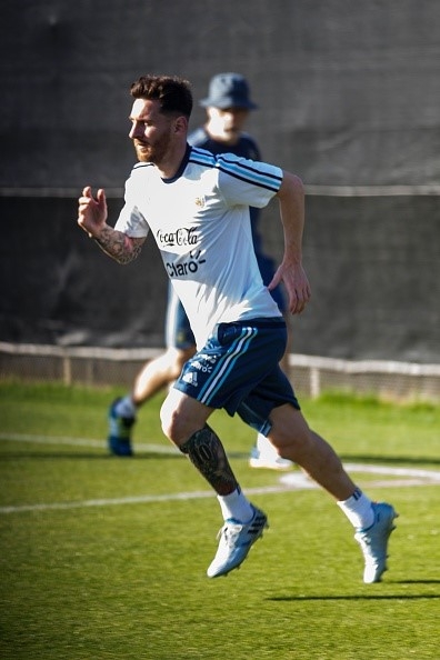 Messi tap mot minh sau khi ra toa vu tron thue hinh anh 3