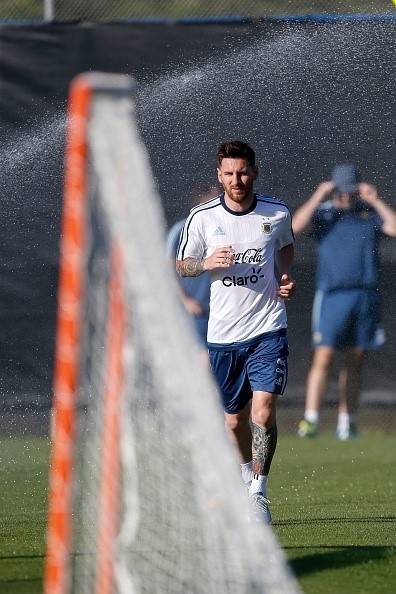 Messi tap mot minh sau khi ra toa vu tron thue hinh anh 4