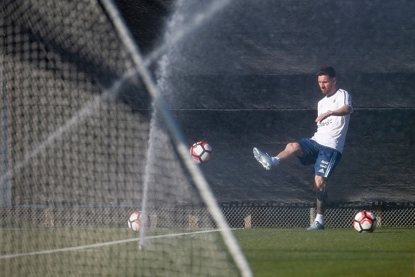 Messi tap mot minh sau khi ra toa vu tron thue hinh anh 5