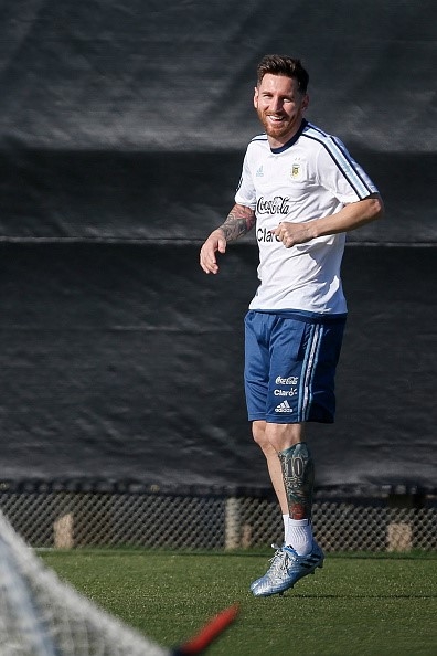 Messi tap mot minh sau khi ra toa vu tron thue hinh anh 6