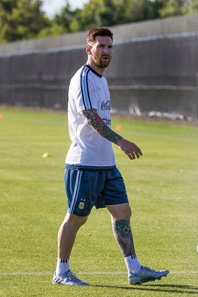 Messi tap mot minh sau khi ra toa vu tron thue hinh anh 7