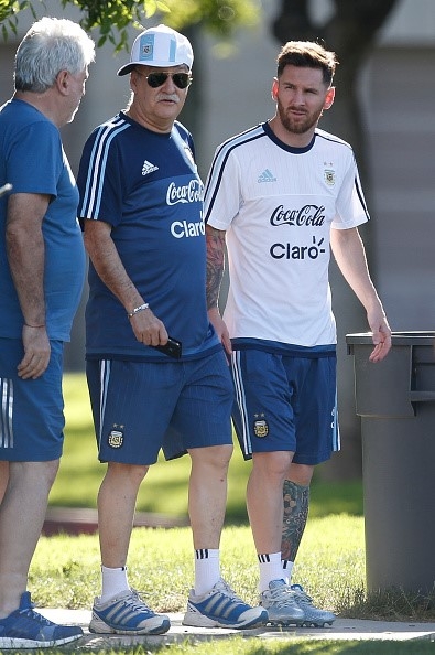 Messi tap mot minh sau khi ra toa vu tron thue hinh anh 8
