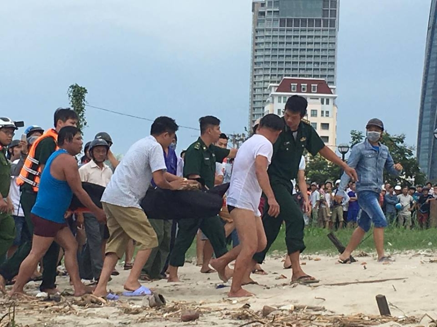 Các tàu thuyền cứu nạn đưa thi thể các nạn nhân vào bờ và đưa thẳng đến bệnh viện Đà Nẵng