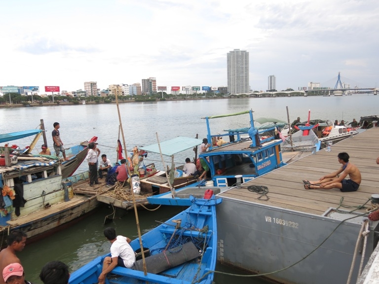  Nhiều người mệt lả, nhưng đã có thể buông tay ngồi nghỉ sau một ngày đêm không ngủ tìm người gặp nạn. 