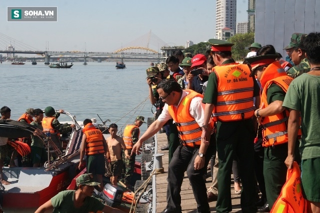 Tàu chìm trên sông Hàn: 2 nạn nhân tự bơi vào bờ đã đến trình diện - Ảnh 1.