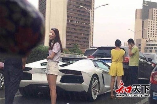 Cả đường phố náo loạn vì gái xinh đi xe sang gây tai nạn - Ảnh 2