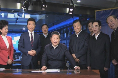 dung-y-dang-sau-chiec-ao-gio-ua-thich-cua-ong-tap-can-binh-1