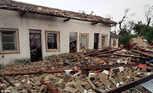 Lốc xoáy phá nát hàng trăm ngôi nhà trong nháy mắt - ảnh 1