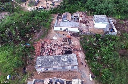 Lốc xoáy phá nát hàng trăm ngôi nhà trong nháy mắt - ảnh 3