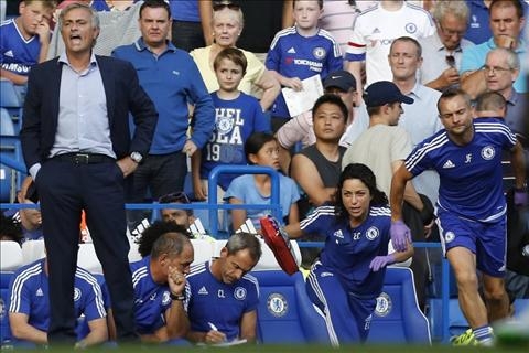 nu bac si Carneiro chay vao san Mourinho