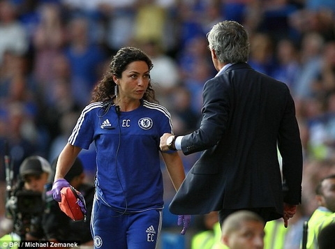 Bac si Eva Carneiro gian du voi cach hanh xu cua Jose Mourinho va Chelsea.
