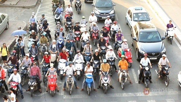  Nắng nóng, kẹt xe, khói bụi, đông đúc... khiến nhiều người bị rối loạn cảm xúc. Ảnh minh họa. 