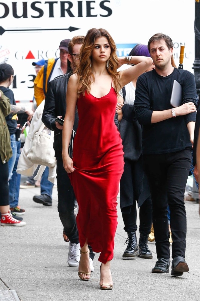 Selena Gomez ruc ro tren pho voi gam do hinh anh 3